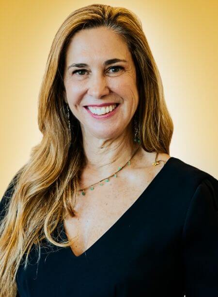 Foto Close da Dra Luciane Faleiros Lombello, dermatologista na Clínica Reviva, no bairro Cambuí, Campinas, São Paulo.