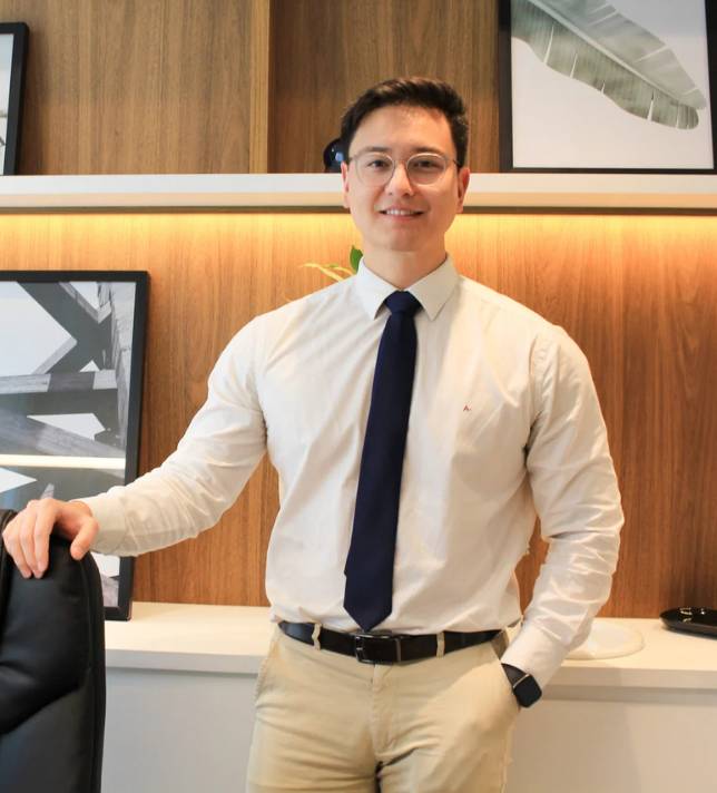 Foto Destaque Dr. Érico Myung - ortopedista atende na clínica Reviva, Cambuí, Campinas